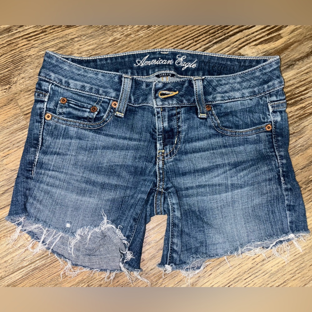 American Eagle Outfitters Distressed Jean shorts😀 Size 00